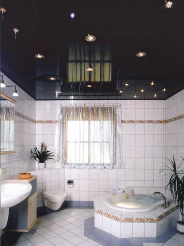 Черный зеркальный потолок в ванной