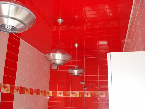 Красный потолок в ванной