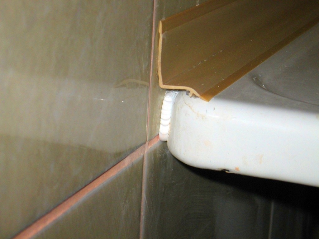 Комбинированный метод заделки шва между ванной и плиткой