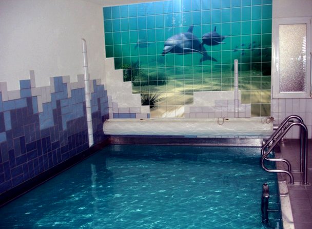 Морская тематика в ванной комнате с дельфинами