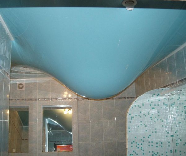 Натяжной потолок способен удержать до 100 л воды