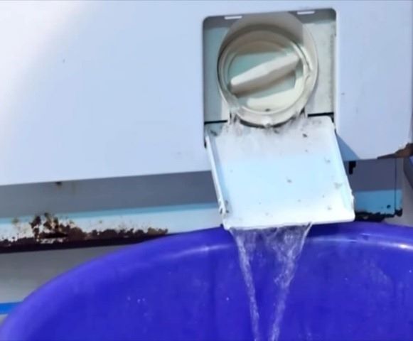 Сливаем воду со стиральной машины