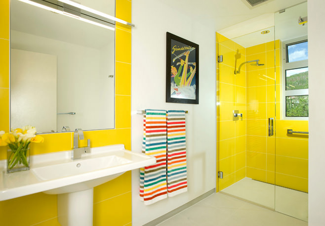 Солнечный дизайн ванной в желтом цвете