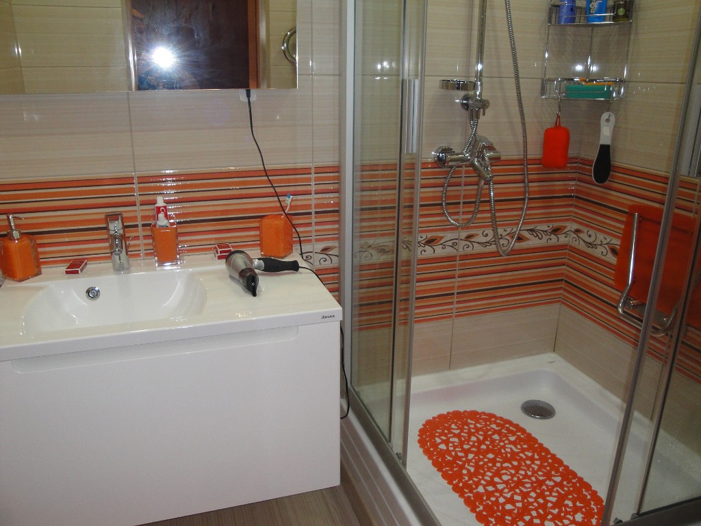дизайн ванной комнаты с душевой кабиной