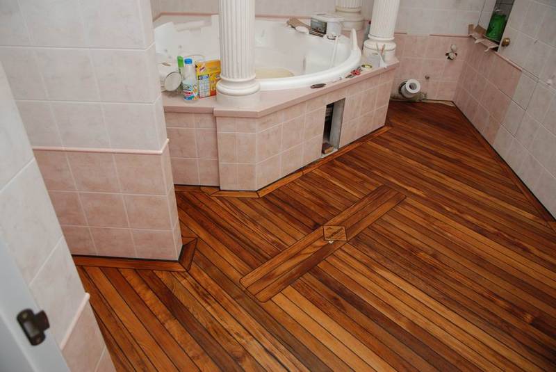 Деревянный пол в дизайне ванной