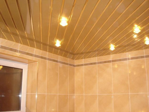 Дизайн потолка в ванной