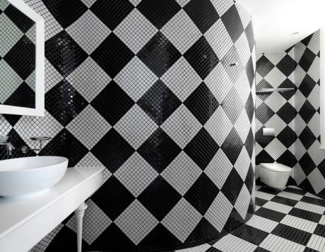 Шахматный рисунок на стенах в ванной