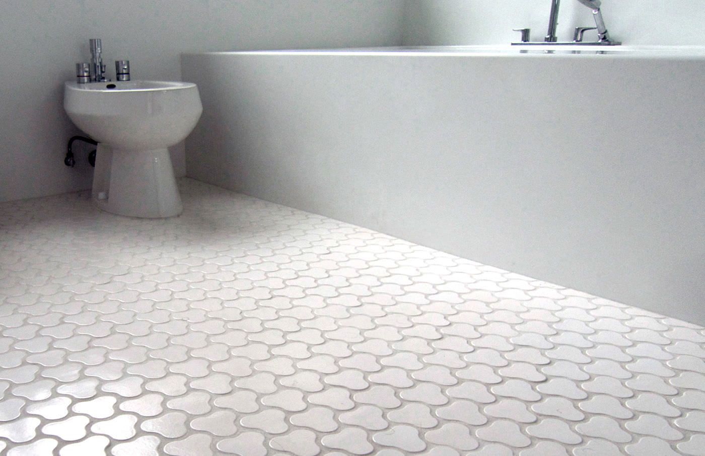 Керамическая плитка на полу в ванной