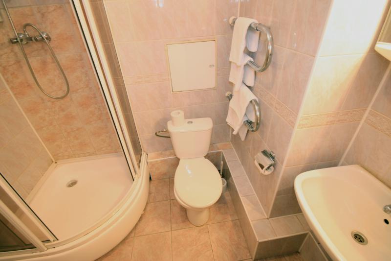 Расположение предмеов интерьера в небольшой ванной комнате