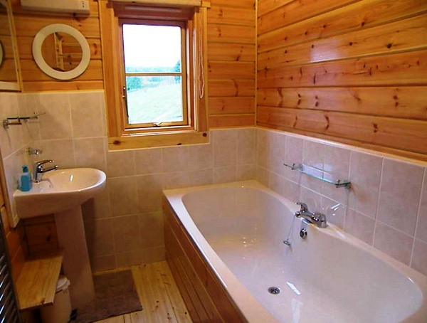 Ванная комната в деревянном доме со светлой отделкой