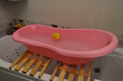 Использование деревянных решеток на ванну