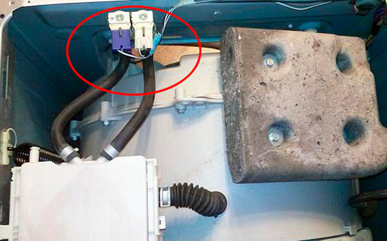 Расположение впускного клапана подачи воды в стиральной машине