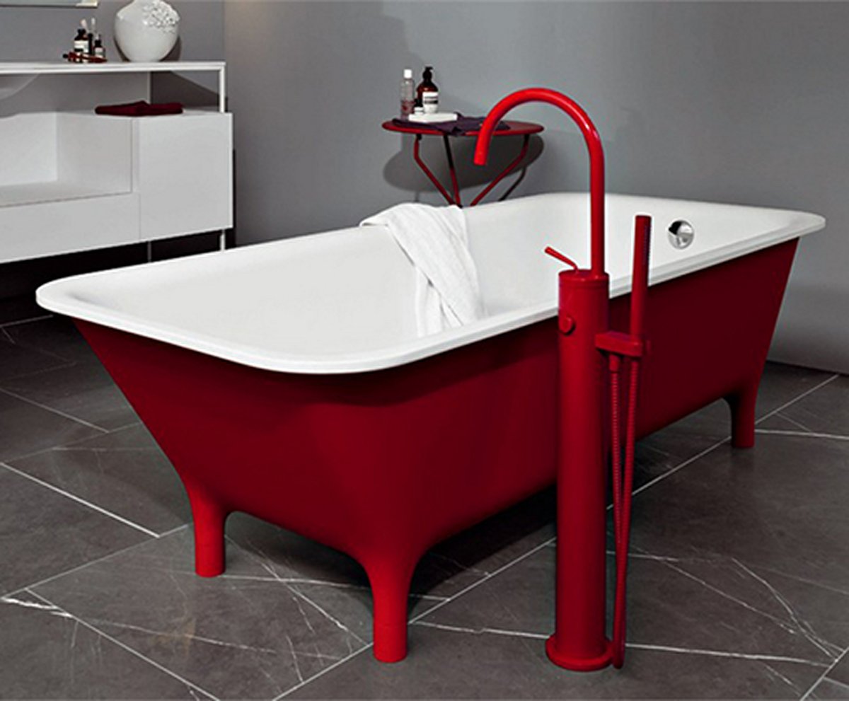 Чугунная красная ванная на ножках
