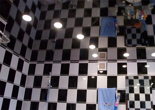 Черный зеркальный потолок в ванной