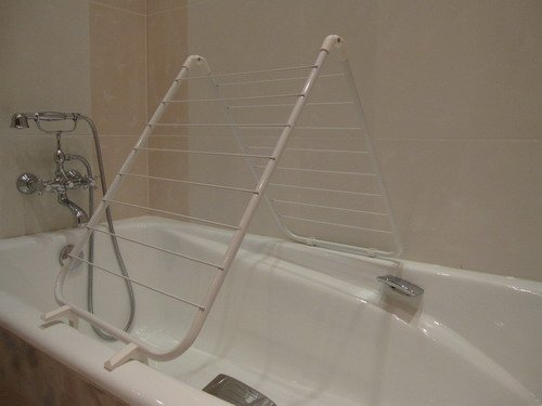 Достоинства сушилки для белья над ванной