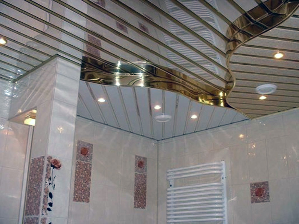 Многоуровневый зеркальный потолок в ванной