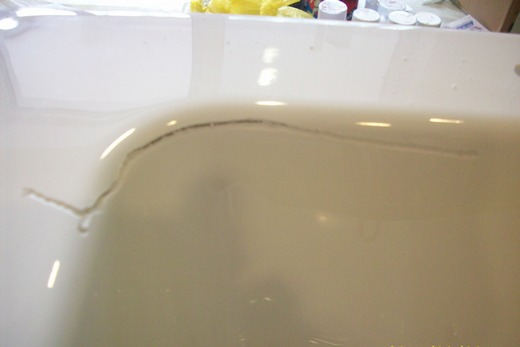 Трещины на поверхности ванны