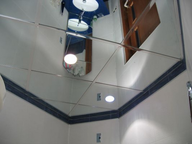 Зеркальные плитки на потолке ванной