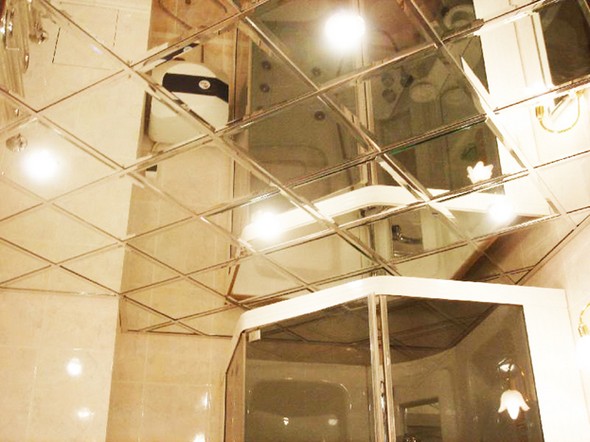 Зеркальный потолок в ванной комнате в светлых тонах