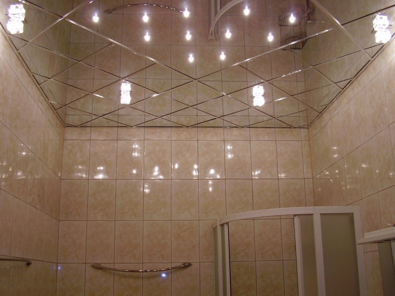 Зеркальный потолок сделанный по диагонали