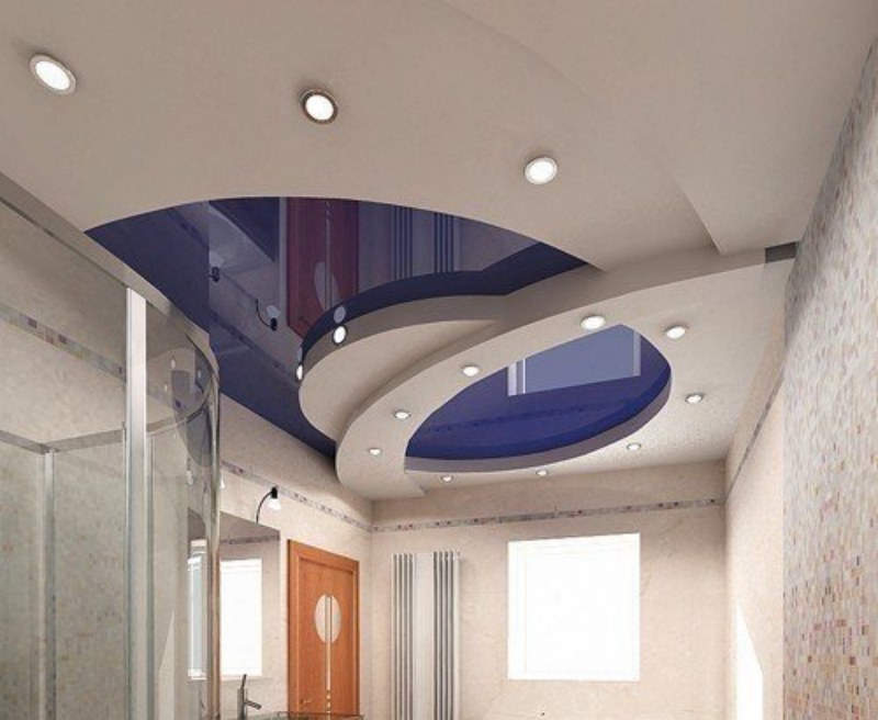 Многоуровневый натяжной потолок в ванной