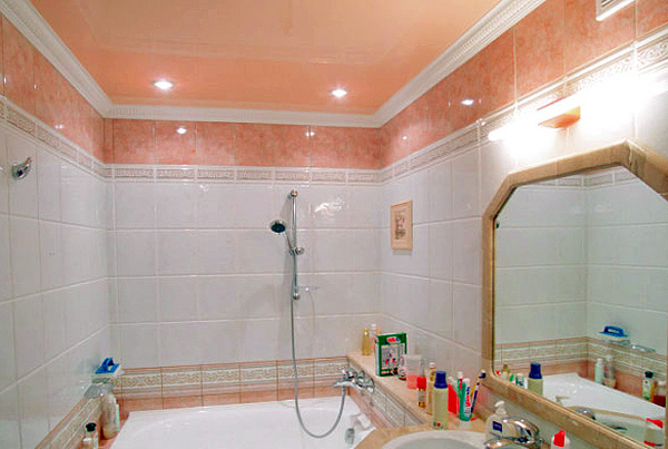 Натяжной потолок кремового цвета в ванной