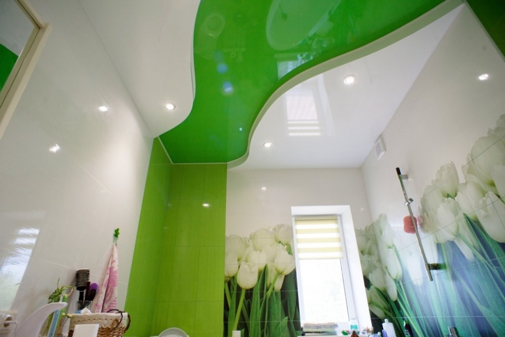 Необычное оформление потолка в ванной в несколько уровней