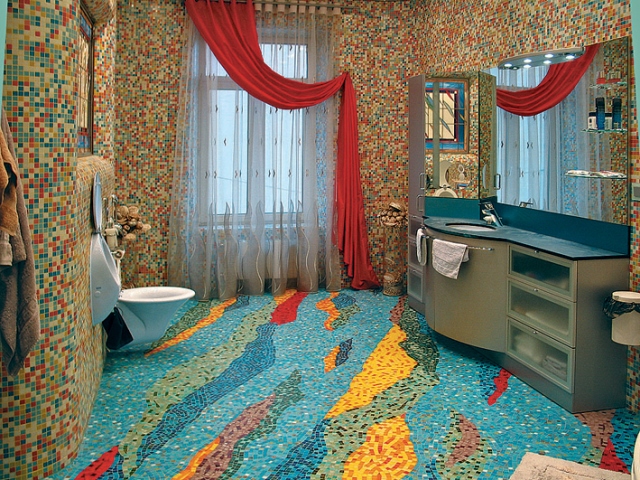 Панно на полу в ванной из мозаики