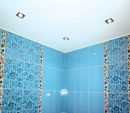 Покрашенный потолок в ванной