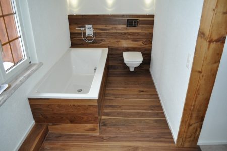 Пример деревянного пола в ванной комнате