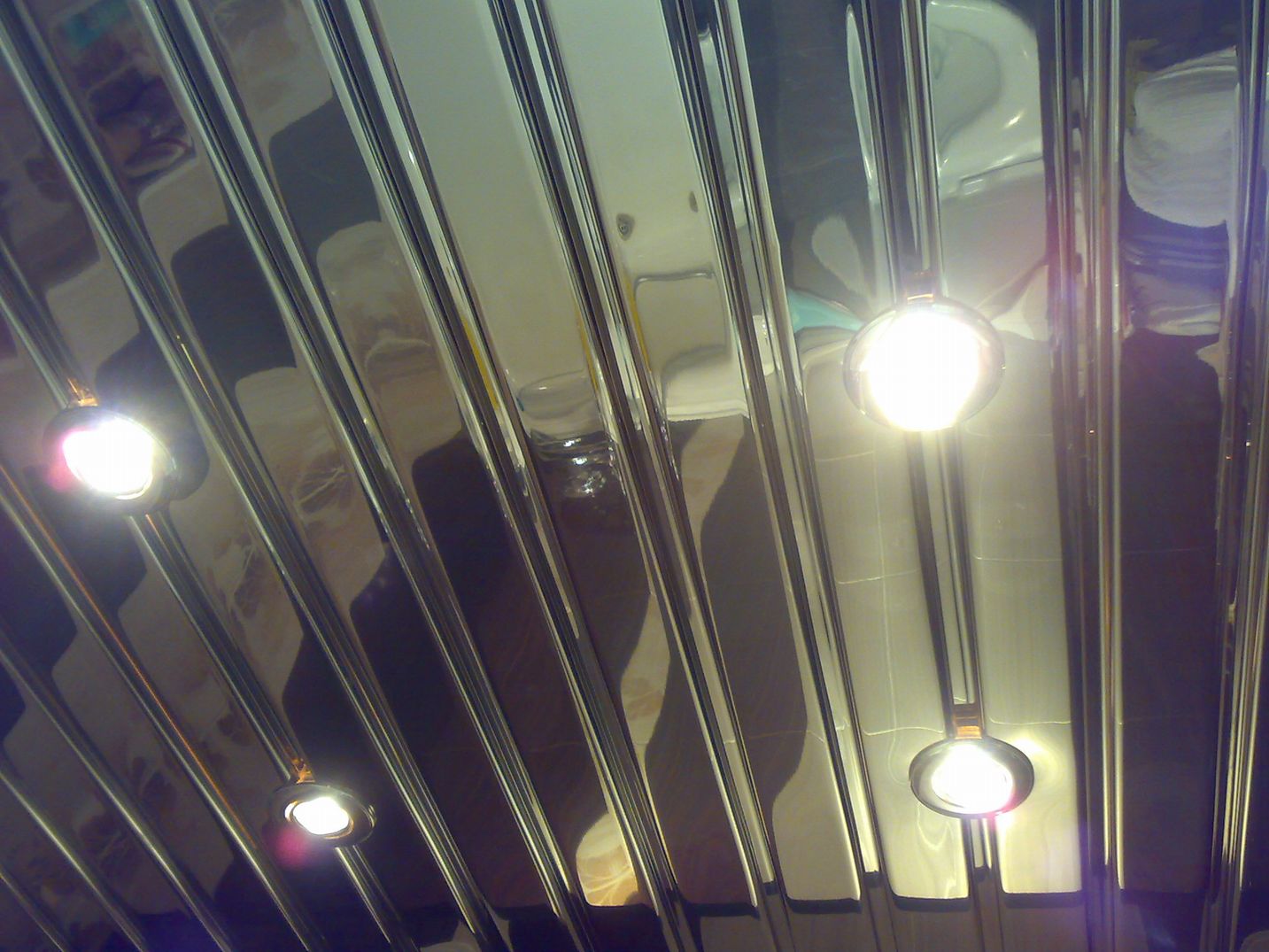 Реечный потолок со светильниками