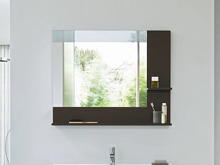 Удобное и компактное зеркало для ванной с полкой