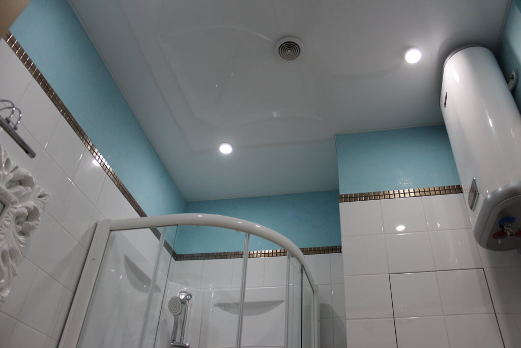 Вентилятор в натяжном потолке в ванной
