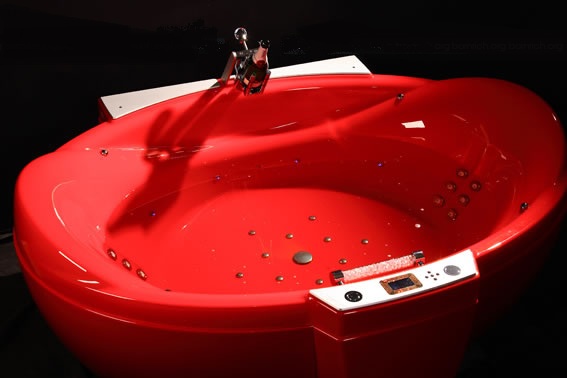 Роскошная красная ванная с повышенной комфортностью