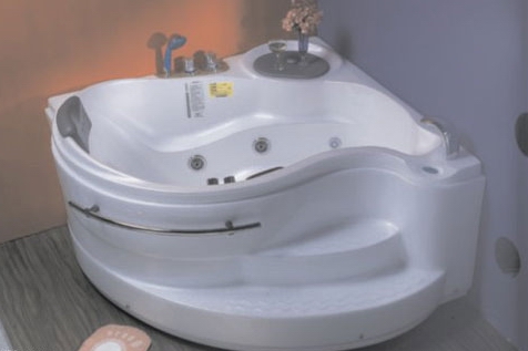 Оригинальная угловая ванна с гидромассажем