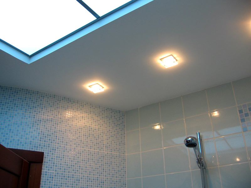 Подвесной потолок из гипсокартона в ванной