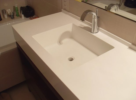 Раковина в ванной комнате, изготовленная из искусственного камня