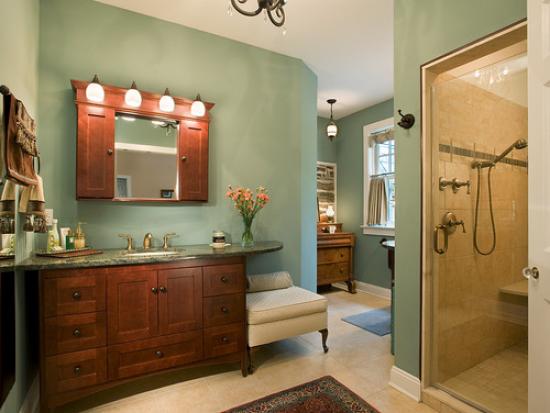Классический стиль интерьера в ванной комнате в зеленом цвете и темными предметами мебели