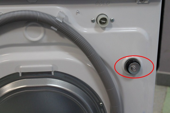 Проверка транспортировочных болтов стиральной машинки