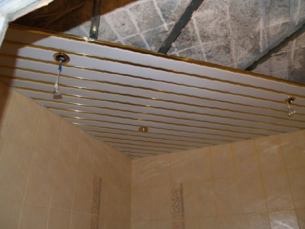 Монтаж реечного потолка в ванную