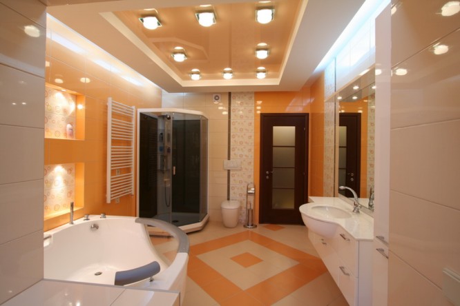 Дизайнерский потолок в ванной