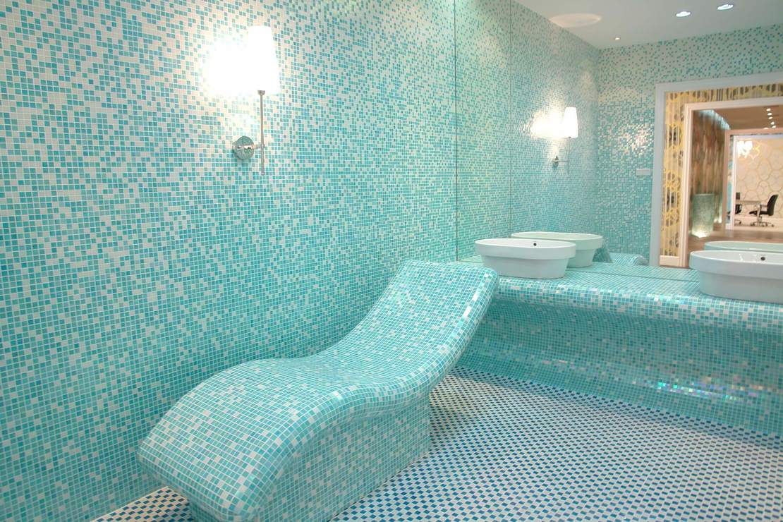 Голубая мозаика в ванной