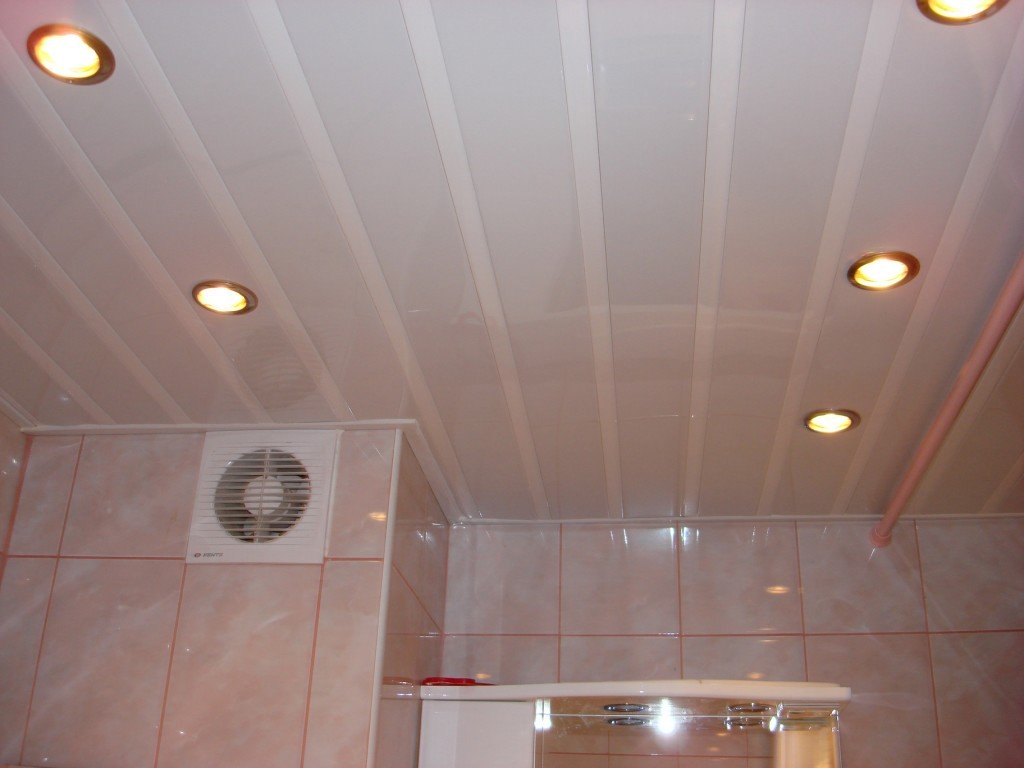 Панели ПВХ на потолке в ванной