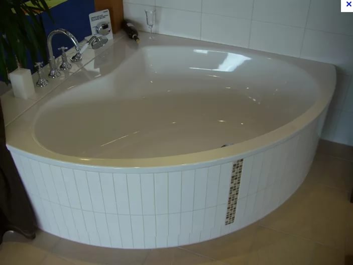 Белая стальная ванна