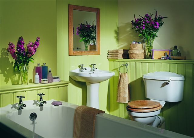 Покрашенная в зеленый цвет ванная комната