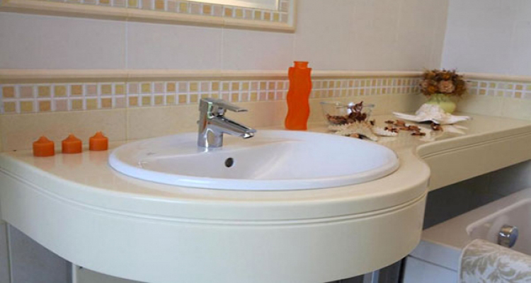 Практичная акриловая столешница для ванной