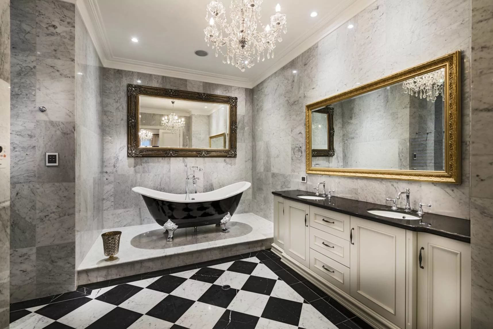 Красивая ванная комната в классическом стиле