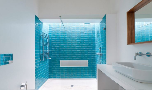 Голубая плитка в ванной комнате