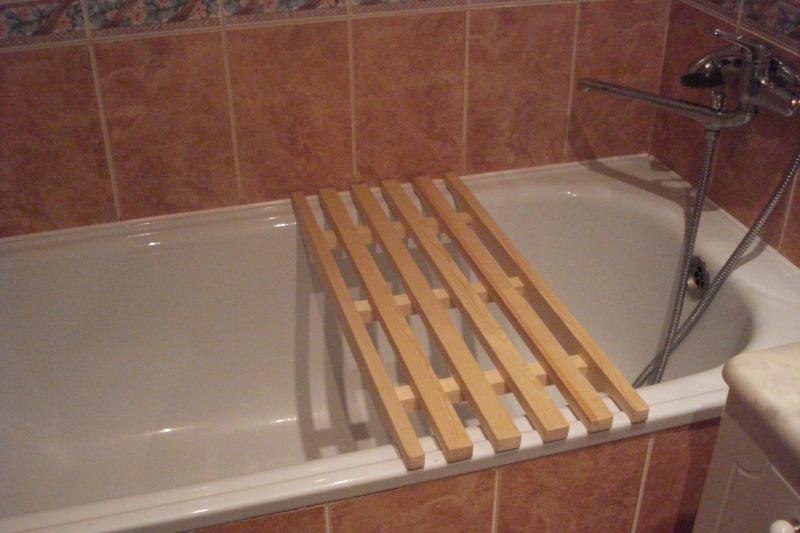 Деревянная решетка в ванную комнату