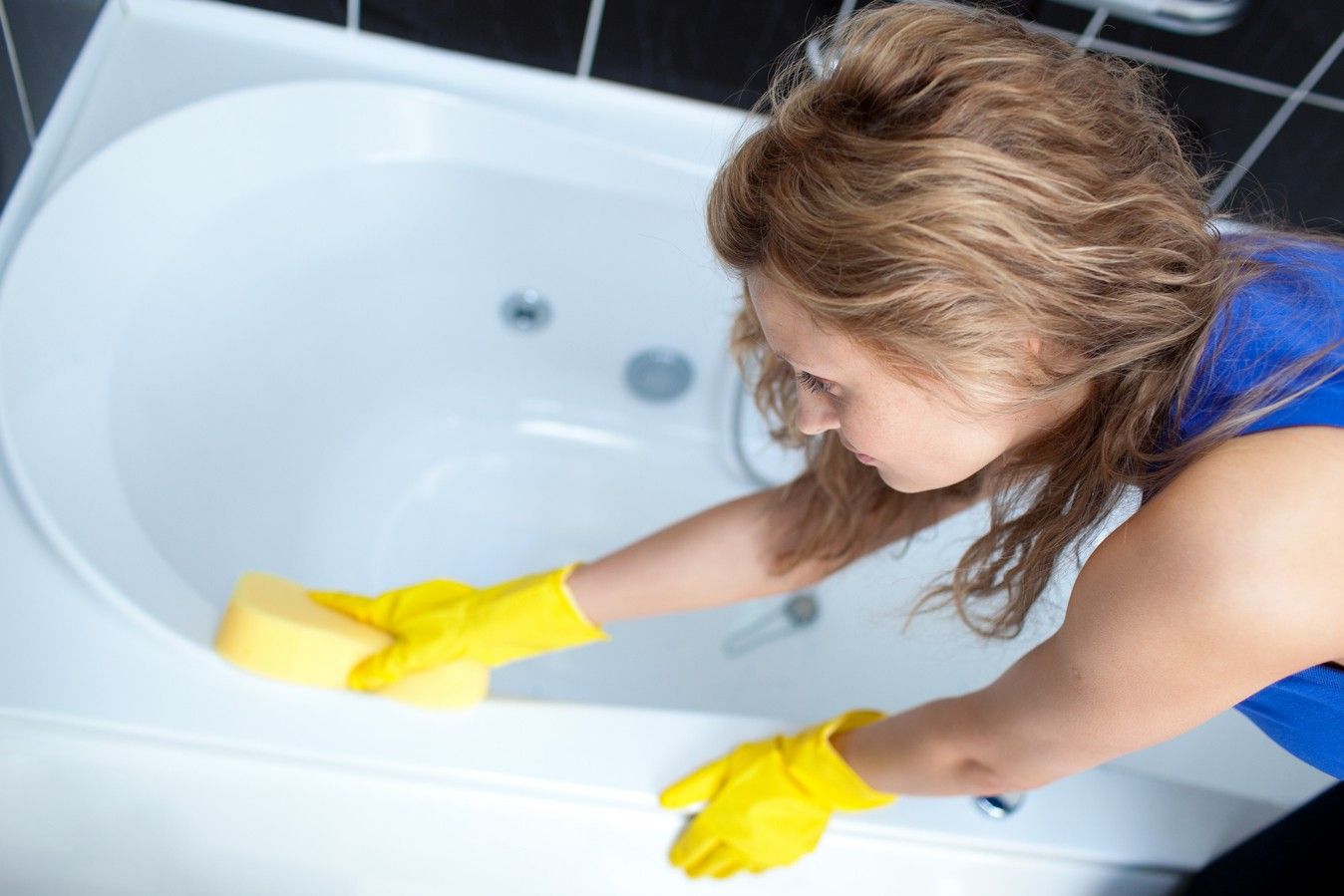 Нельзя чистить ванну различными металлическими скребками, очищайте губкой